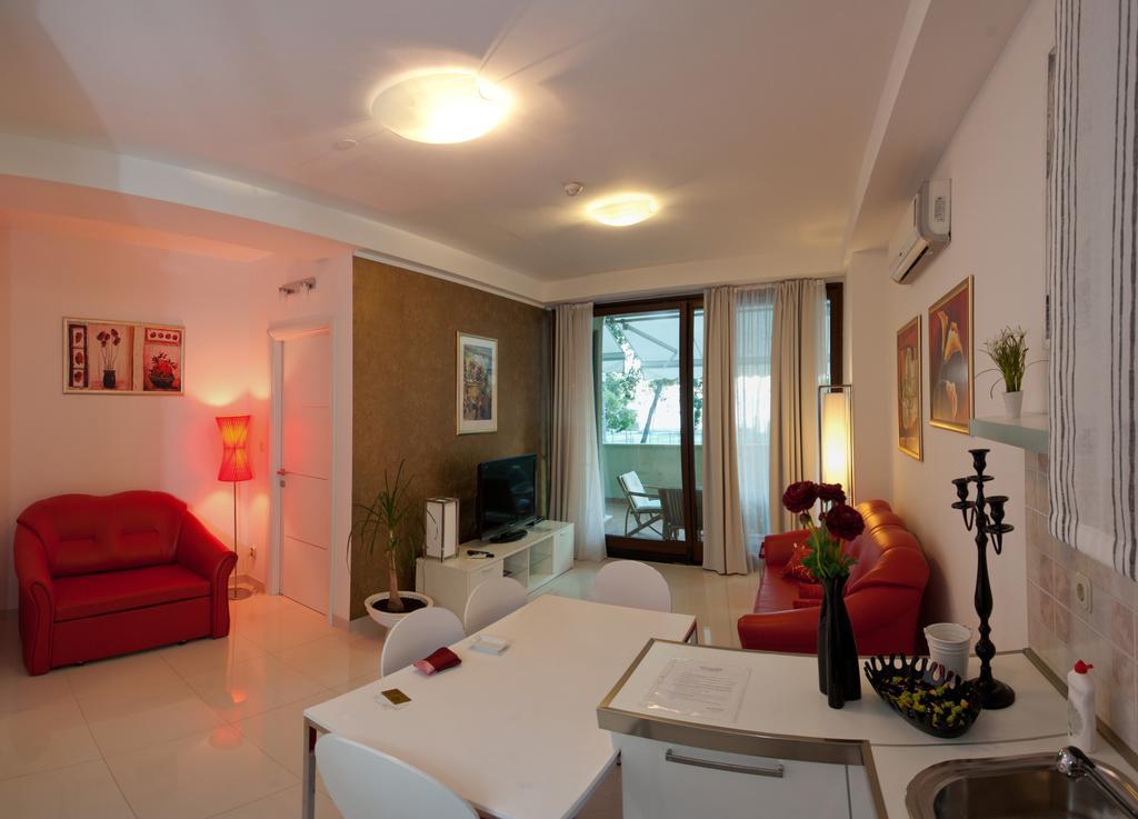 Residence Apartments Anamaria Podstrana Bagian luar foto